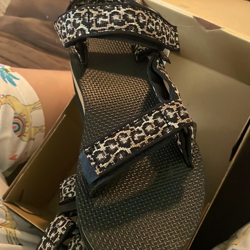 Teva Leopard size 6 new in box still